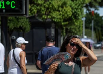 Personas caminando bajo el calor extremo en España con altas temperaturas en Andalucía