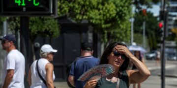 Personas caminando bajo el calor extremo en España con altas temperaturas en Andalucía