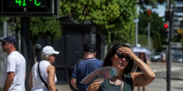 Personas caminando bajo el calor extremo en España con altas temperaturas en Andalucía