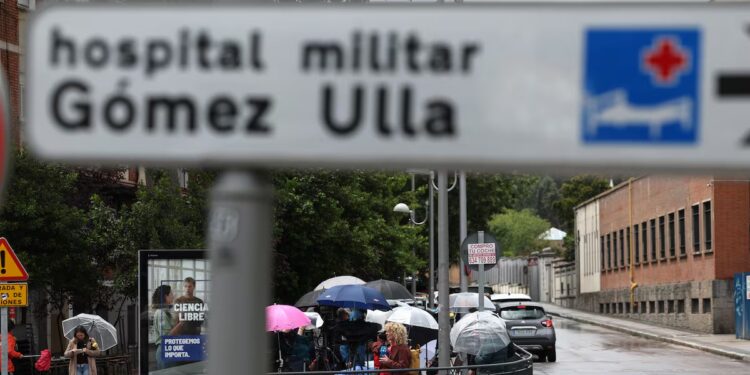 Fachada del Hospital Gómez Ulla, este domingo.
Victor Sainz. Fuente: El País.