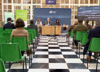 La Diputación de Cádiz eleva hasta los 600.000 euros las ayudas para combatir el alga invasora