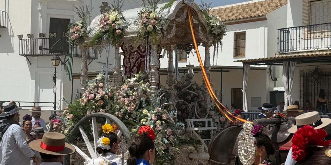 Miles de romeros se aferran a las vísperas más emocionantes antes de la salida de la Virgen del Rocío