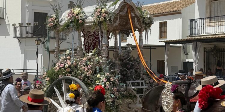 Miles de romeros se aferran a las vísperas más emocionantes antes de la salida de la Virgen del Rocío