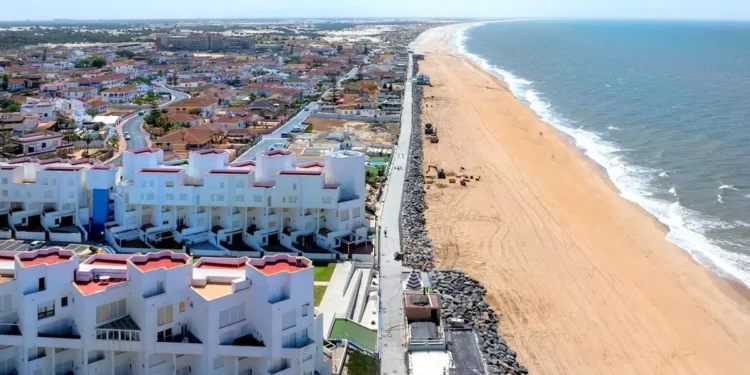 Matalascañas encara el verano con un paseo marítimo renovado y obras para recuperar el litoral