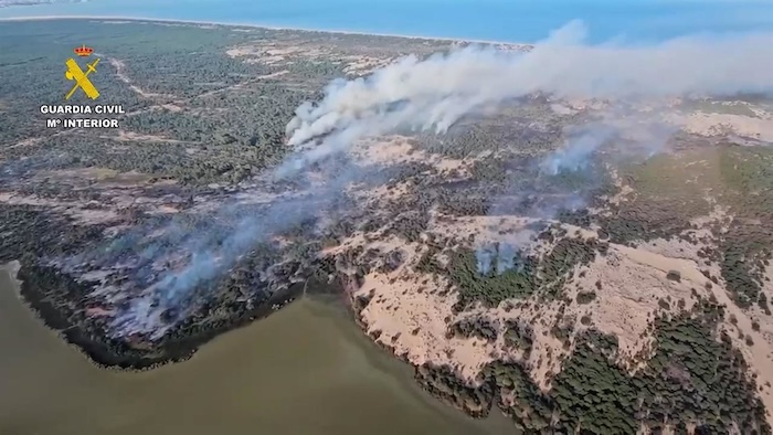 Incendio de Doñana con medios de extinción desplegados en el entorno de Almonte