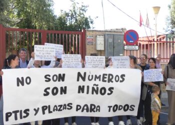 El PSOE denuncia un nuevo golpe a la educación pública en Sevilla por la supresión de líneas en San Jerónimo