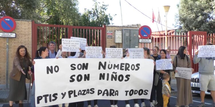 El PSOE denuncia un nuevo golpe a la educación pública en Sevilla por la supresión de líneas en San Jerónimo