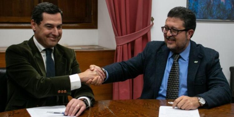 El presidente de la Junta, Moreno Bonilla, con el que era líder de Vox en Andalucía, Francisco Serrano / Archivo. EP