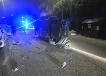 Un conductor da positivo en alcoholemia tras volcar su vehículo en plena avenida de Madrid de Jaén