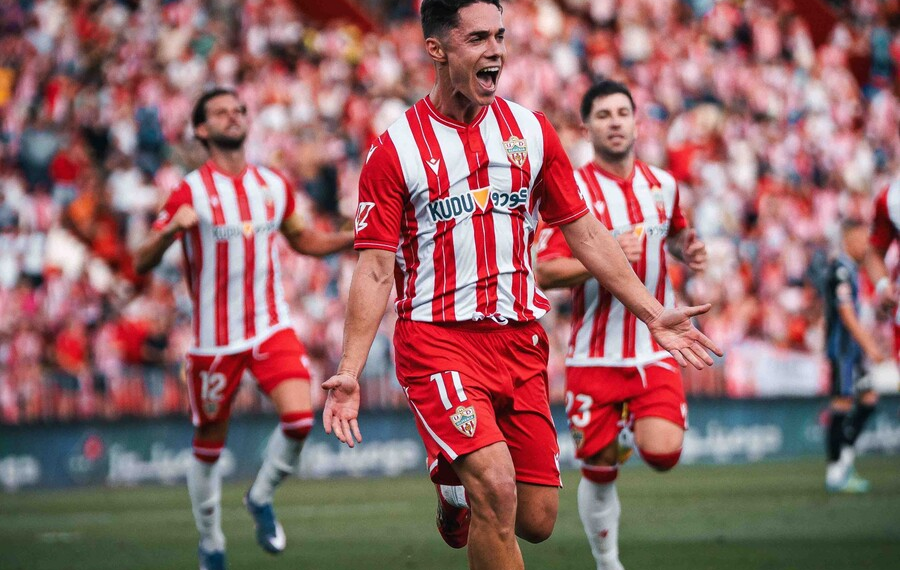 Jugadores del Almería durante un partido decisivo por el ascenso a Primera División