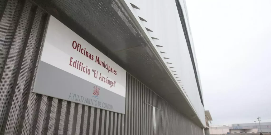 Fachada de la sede de las oficinas municipales en el edificio del estadio EL Arcángel. / CÓRDOBA
