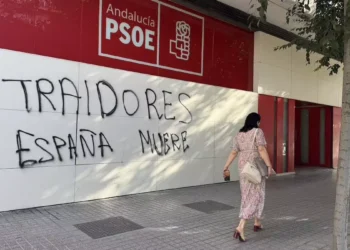 Vandalizan la sede del PSOE de Córdoba con pintadas de odio y mensajes de “traidores” y “España muere”
