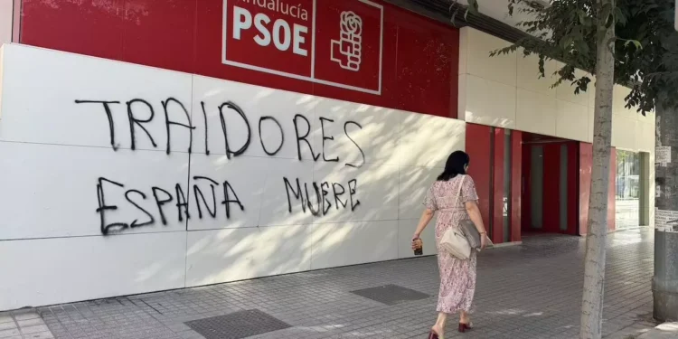 Vandalizan la sede del PSOE de Córdoba con pintadas de odio y mensajes de “traidores” y “España muere”