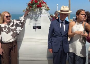 Flores en homenaje a Rocío Jurado en Chipiona durante el vigésimo aniversario de su fallecimiento