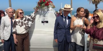 Flores en homenaje a Rocío Jurado en Chipiona durante el vigésimo aniversario de su fallecimiento