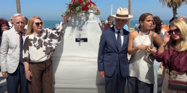 Flores en homenaje a Rocío Jurado en Chipiona durante el vigésimo aniversario de su fallecimiento