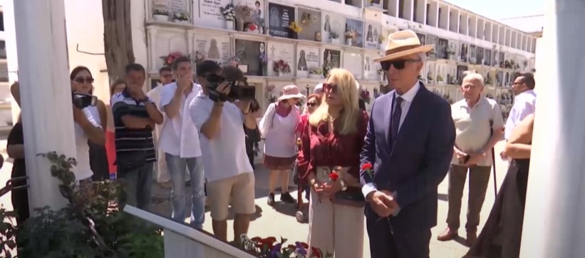 Flores en homenaje a Rocío Jurado en Chipiona durante el vigésimo aniversario de su fallecimiento
