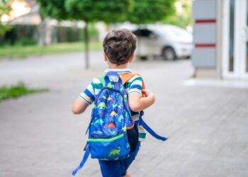 Mochilas y material escolar del programa Equípate en Sevilla para familias vulnerables