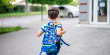 Mochilas y material escolar del programa Equípate en Sevilla para familias vulnerables