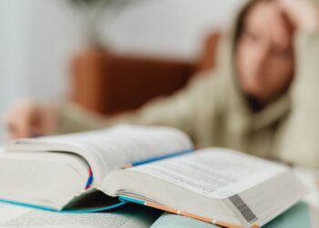 ersonas estudiando para oposiciones Junta de Andalucía en una biblioteca