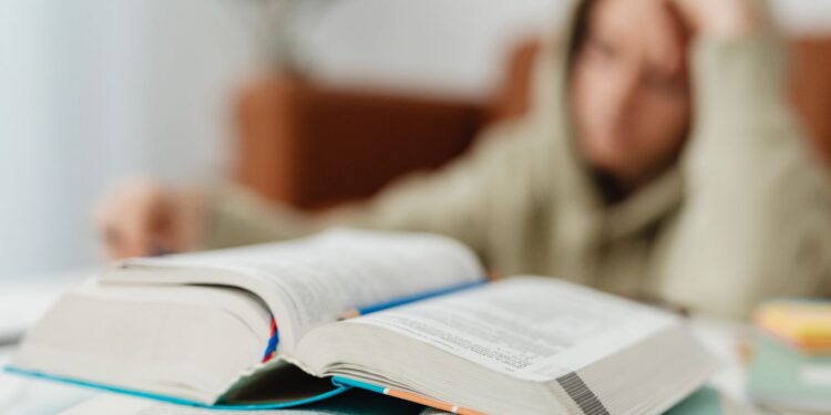 ersonas estudiando para oposiciones Junta de Andalucía en una biblioteca
