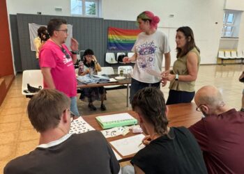 Jaén calienta motores para el Orgullo 2026 con un taller colectivo de pancartas y parches reivindicativos