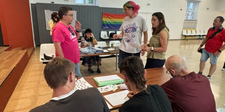 Jaén calienta motores para el Orgullo 2026 con un taller colectivo de pancartas y parches reivindicativos