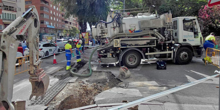 Jaén despliega un amplio operativo para recuperar la normalidad tras la fuerte tormenta que azotó la ciudad