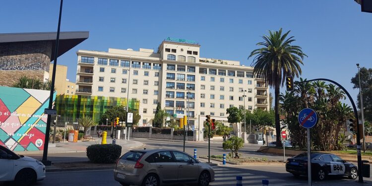La dimisión del jefe de Ginecología del Hospital Regional de Málaga reabre el debate sobre el deterioro de la sanidad pública andaluza