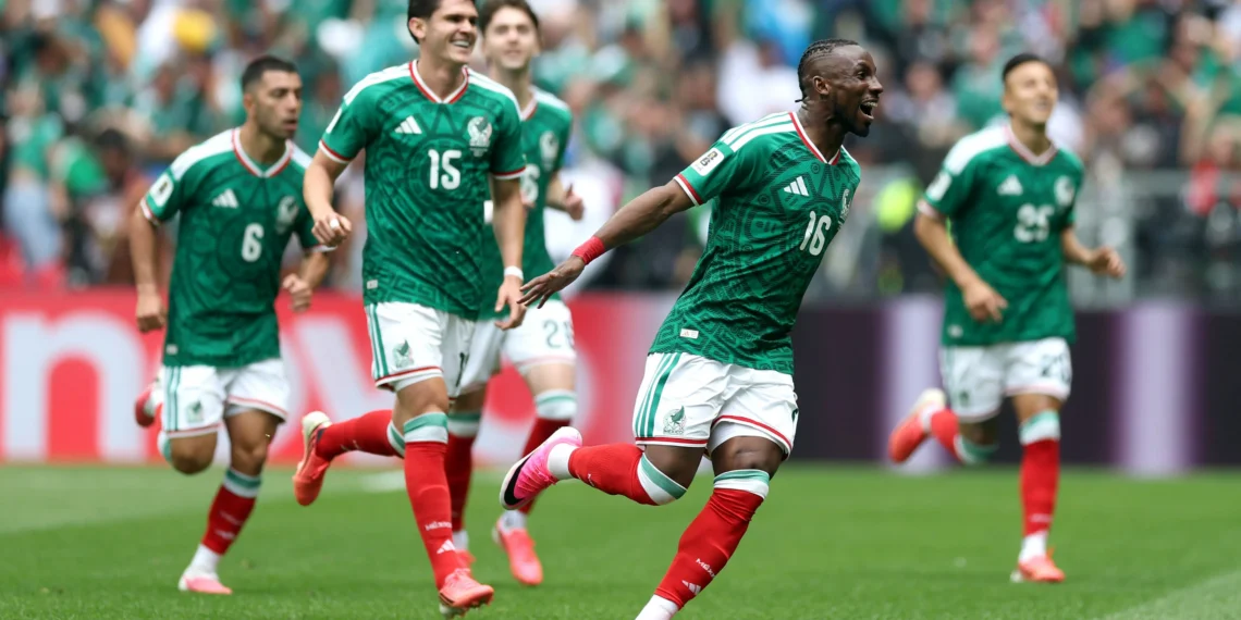 Jugadores de México celebran la victoria ante Sudáfrica en el partido inaugural del Mundial 2026