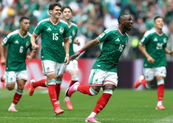 Jugadores de México celebran la victoria ante Sudáfrica en el partido inaugural del Mundial 2026