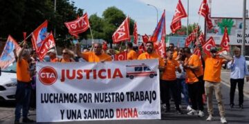 Los trabajadores de ambulancias en Andalucía elevan la presión por el bloqueo del convenio y advierten de un conflicto cada vez más tenso