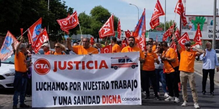 Los trabajadores de ambulancias en Andalucía elevan la presión por el bloqueo del convenio y advierten de un conflicto cada vez más tenso