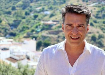 El alcalde de Torrox (PP) defiende la contratación irregular de migrantes y carga contra la «izquierda radical»