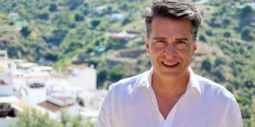El alcalde de Torrox (PP) defiende la contratación irregular de migrantes y carga contra la «izquierda radical»