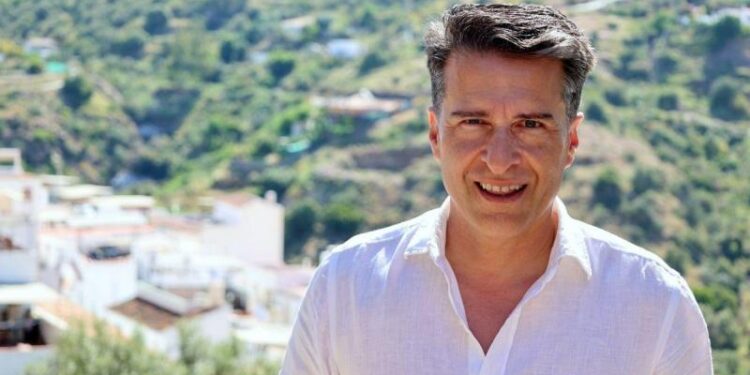 El alcalde de Torrox (PP) defiende la contratación irregular de migrantes y carga contra la «izquierda radical»