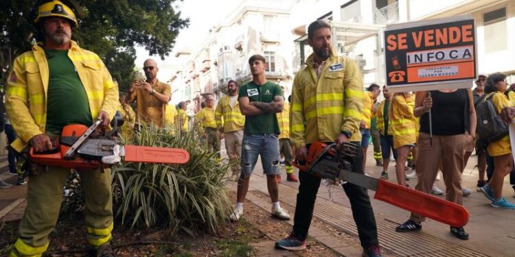 El otro lado del Plan Infoca: sindicatos denuncian la falta de 300 bomberos mientras la Junta presume de una inversión récord de 271 millones