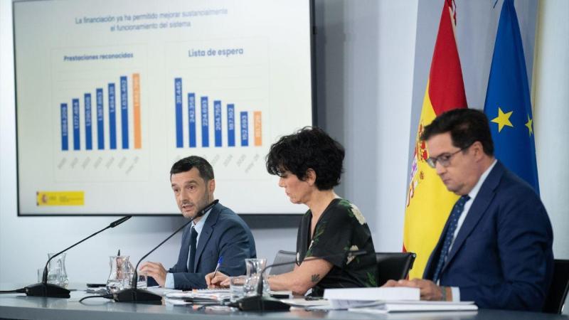 (I-D) El ministro de Derechos Sociales, Consumo y Agenda 2030, Pablo Bustinduy; la ministra de Inclusión, Seguridad Social y Migraciones y portavoz del Gobierno, Elma Saiz; y el ministro para la Transformación Digital y de la Función Pública, Óscar López. Fuente: El Plural.