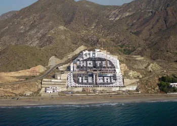 El derribo de El Algarrobico vuelve a depender de la Justicia tras años de retrasos y maniobras dilatorias