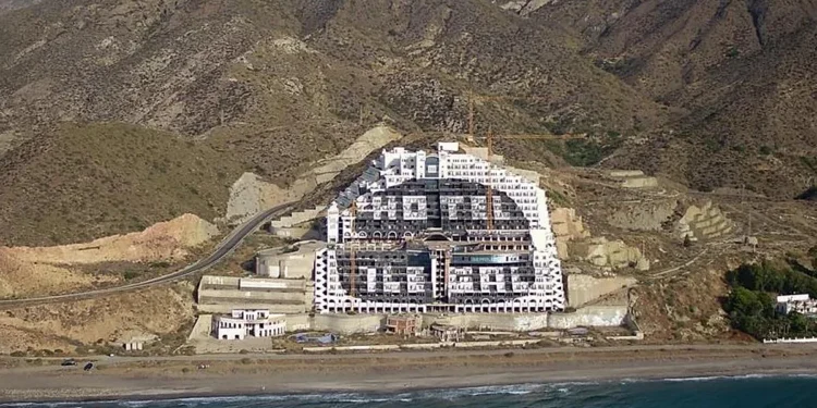 El derribo de El Algarrobico vuelve a depender de la Justicia tras años de retrasos y maniobras dilatorias
