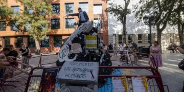 Donald Trump arde en las hogueras de Cádiz: la tradición de los Juanillos vuelve a cargar contra el poder