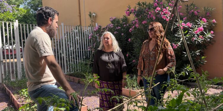 El PSOE de Sevilla acusa a José Luis Sanz de abandonar los huertos escolares del CEIP Juan Ramón Jiménez y denuncia que las familias han asumido los costes