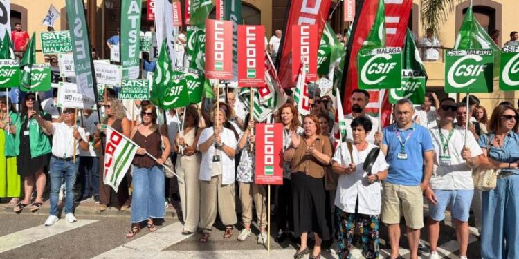 Trabajar en un hospital y pagar hasta 2.300 euros al año por aparcar: crece la protesta contra el nuevo parking del Hospital Civil de Málaga