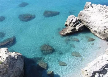 Ecologistas en Acción vuelve a señalar dos puntos del litoral malagueño con bandera negra por contaminación y presión urbanística