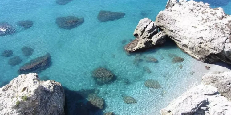 Ecologistas en Acción vuelve a señalar dos puntos del litoral malagueño con bandera negra por contaminación y presión urbanística