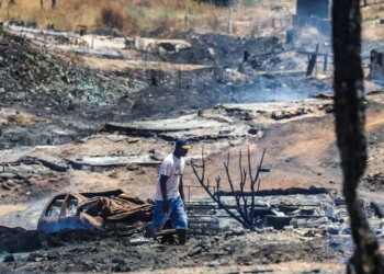 Un incendio arrasa unas 300 chabolas en un asentamiento de Palos de la Frontera y reabre el debate sobre la precariedad de los temporeros