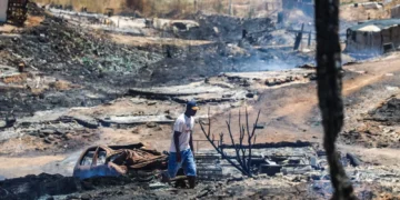 Un incendio arrasa unas 300 chabolas en un asentamiento de Palos de la Frontera y reabre el debate sobre la precariedad de los temporeros