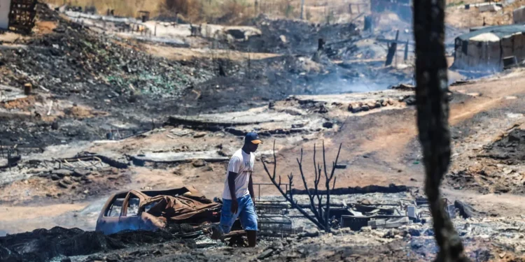 Un incendio arrasa unas 300 chabolas en un asentamiento de Palos de la Frontera y reabre el debate sobre la precariedad de los temporeros
