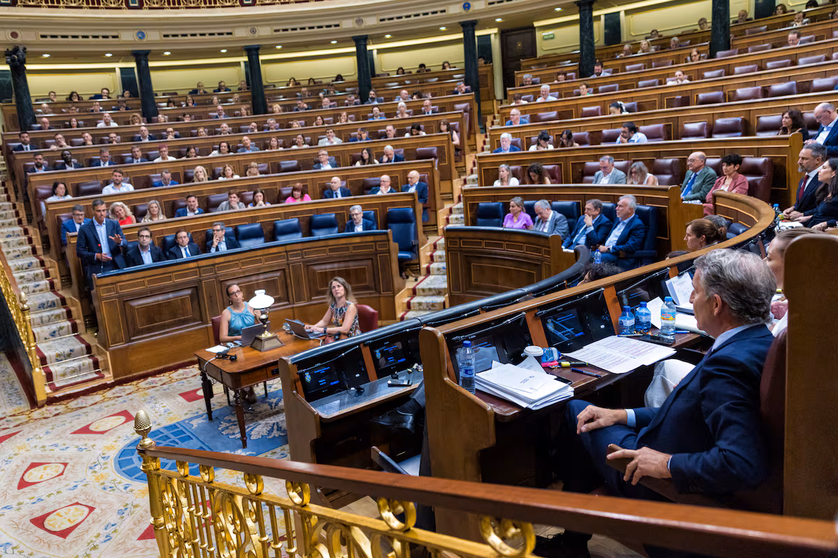 El CIS refuerza al PSOE y amplía su ventaja sobre el PP hasta casi ocho puntos