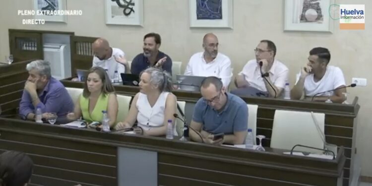 Máxima tensión en Almonte: un concejal acaba detenido tras ser expulsado del Pleno y la oposición abandona la sesión
